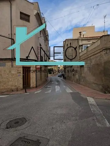 Casa de 8 Dormitorios en Monóvar Ideal para Inversión