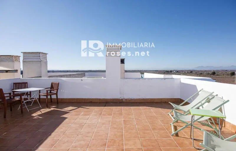 Dúplex en Santa Margarita Roses con vistas al canal y licencia turística