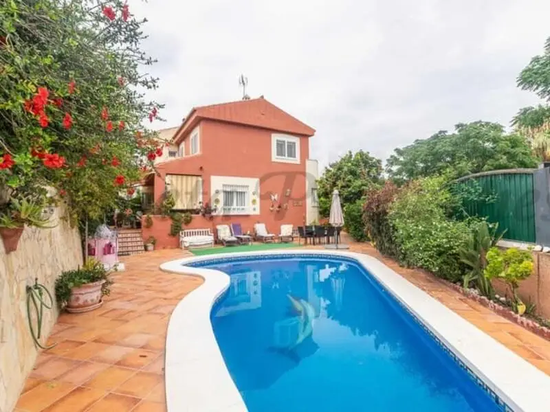 5 Dormitorios Adosado en Torre del Mar con Piscina y Jardin
