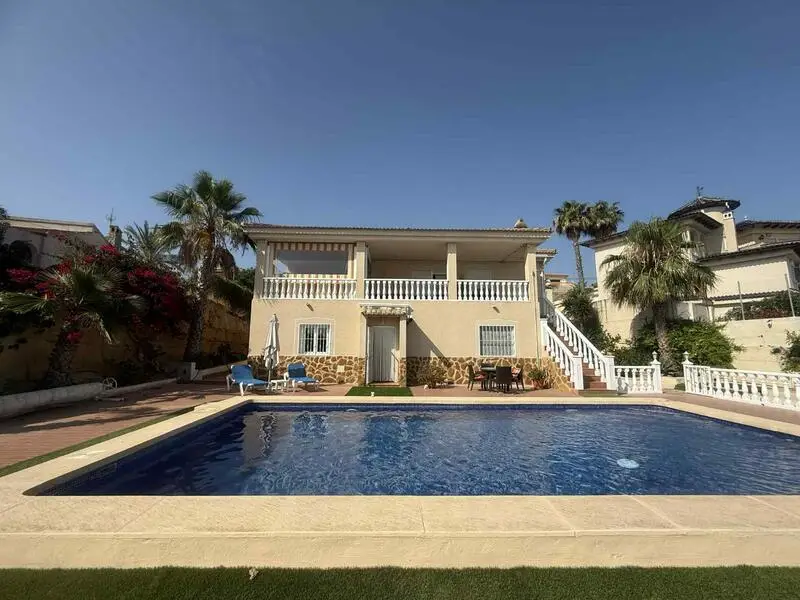 Villa en Almoradi con Piscina Privada y 3 Dormitorios