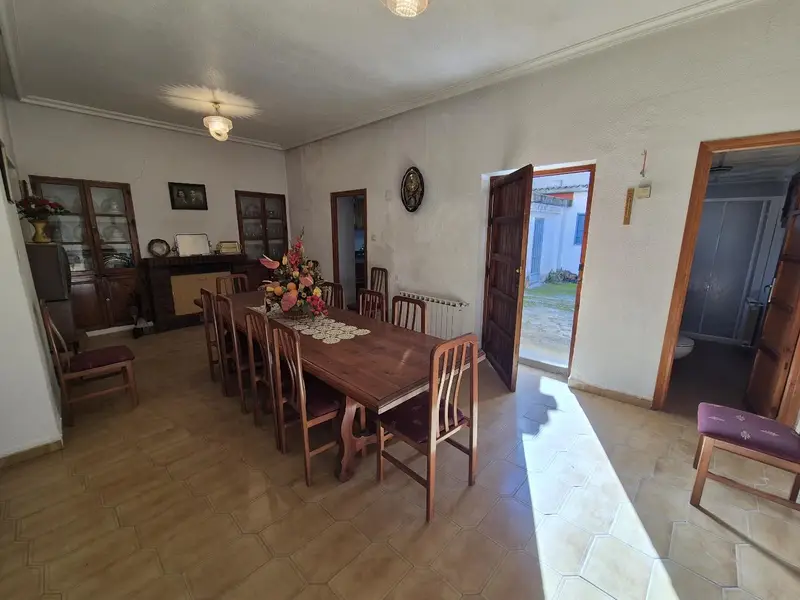 Casa en Venta en Villena 4 Dormitorios Patio y Almacén