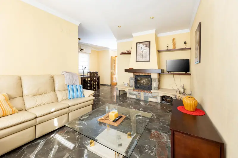 Venta Casa con Patio y Piscina en Huetor Santillan