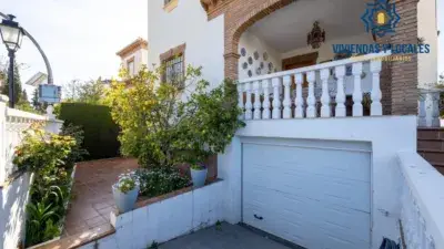 Chalet en Venta en La Zubia Cerca de Granada con Piscina y Jardin