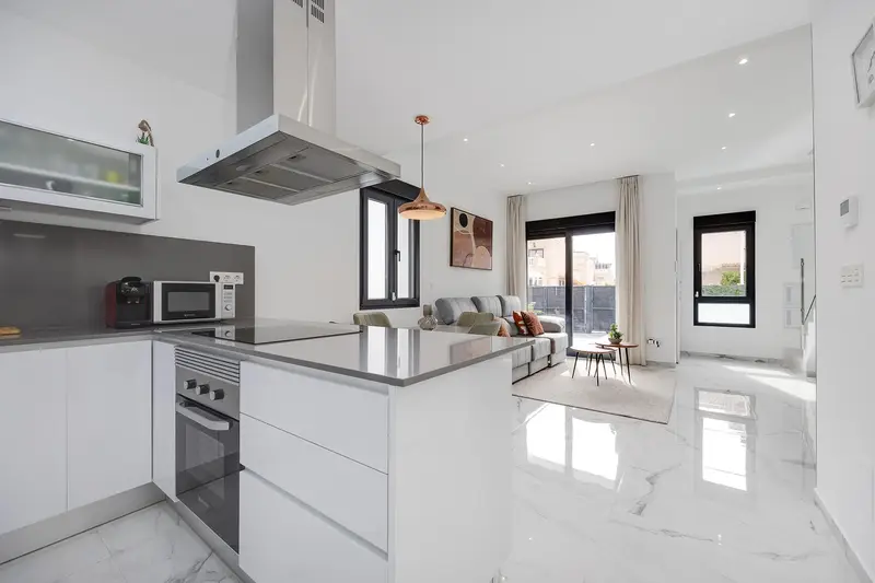 Villa con Piscina en Torrevieja Residencial Laguna Rosa