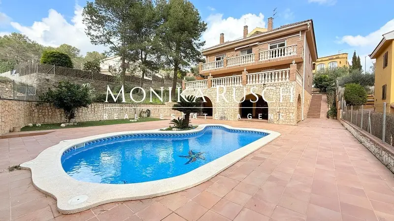 Chalet en Venta en Canyelles Barcelona 341m2 Jardin Piscina Garaje