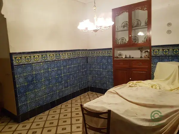 Casa en Almazora con Azulejos Antiguos y Techos Altos