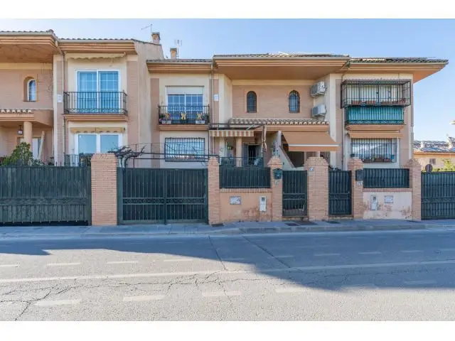 Casa Adosada en Ogijares con Terraza y Garaje Grande