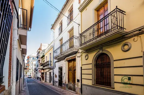 Casa Grande para Reformar en Centro de Almenara