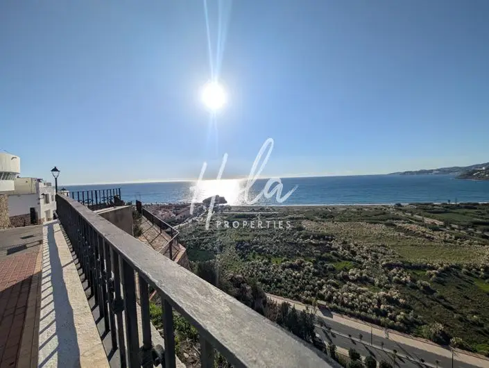 Casa de 3 dormitorios en Salobreña: Encanto Histórico y Vistas Panorámicas