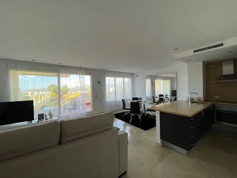 Apartamento en Benahavis con Vistas al Mar y Golf