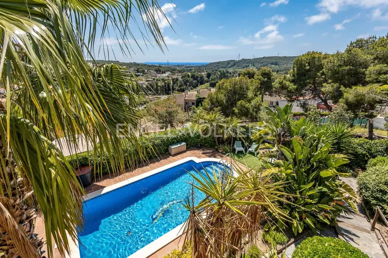 Chalet en Venta en Cubelles Barcelona con Piscina y Vistas al Mar