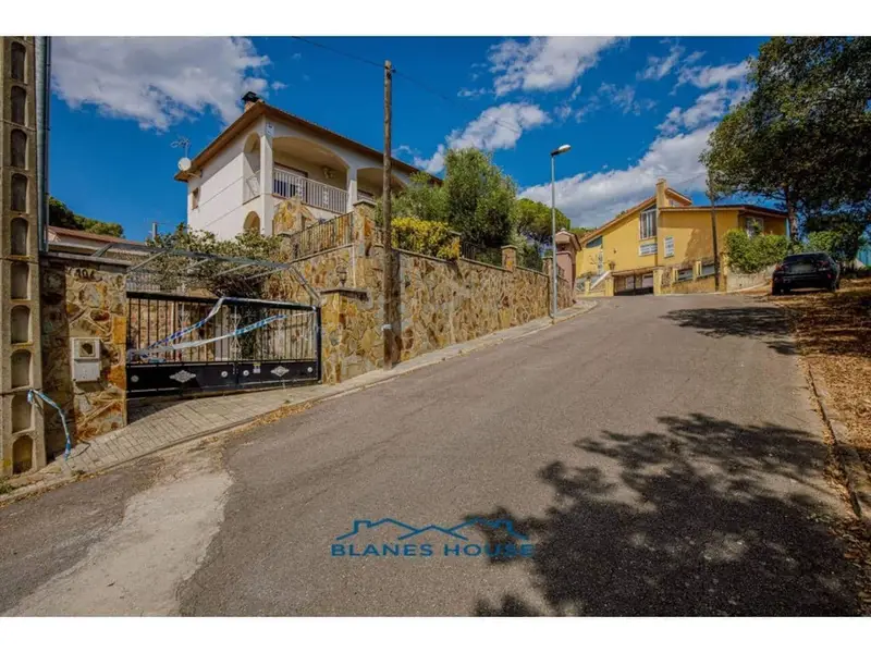 Chalet en Venta Vidreres Girona 4 Dormitorios 3 Banos Jardin