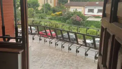 Casa Unifamiliar con Naves Comerciales en Torrelavega