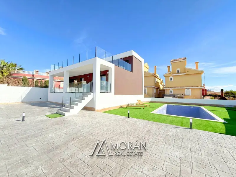Chalet en Monforte del Cid con Piscina Privada