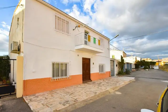 Villa 3 Dormitorios en Venta La Alfoqu"}u0000a Zurgena