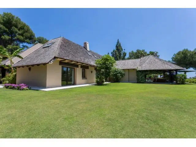 Villa de Lujo en Primera Linea de Golf Rio Real Marbella