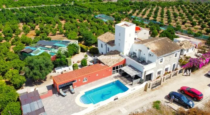 Finca de Lujo con 5 Dormitorios y Negocio en España