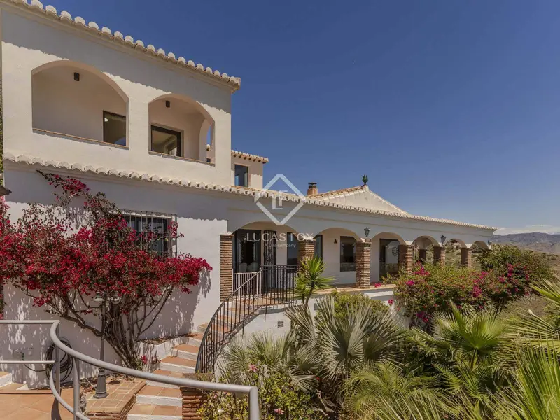 Villa en venta en La Herradura con vistas al mar