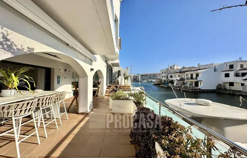 Chalet en Venta Empuriabrava con Piscina y Garaje