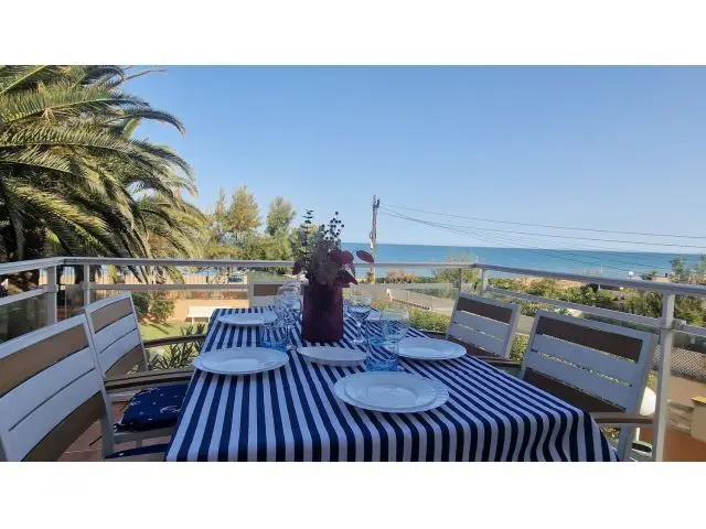 Apartamento en Denia con Vistas al Mar y Piscina