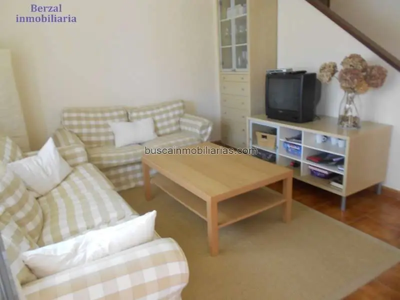 Chalet Adosado en Cirueña con Piscina y Pistas Deportivas
