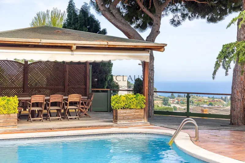 Chalet en venta en Mas Ram Badalona con piscina y vistas al mar