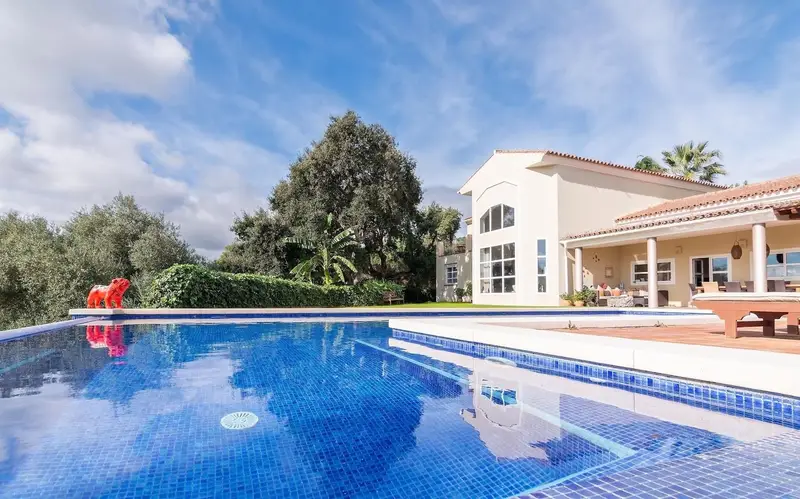 Chalet de Lujo en Sotogrande con Piscina Privada y Bodega