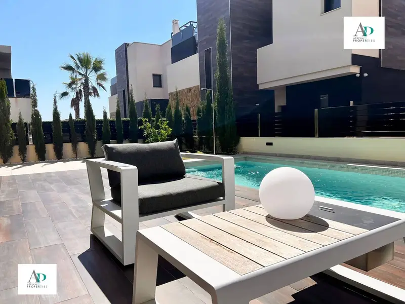 Chalet en Alquiler La Zenia Orihuela Costa Piscina Privada