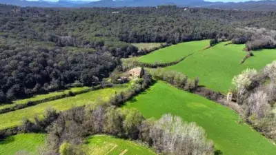 Finca Rústica en Sarrià de Ter: Masia de 560m² y 34 Hectáreas