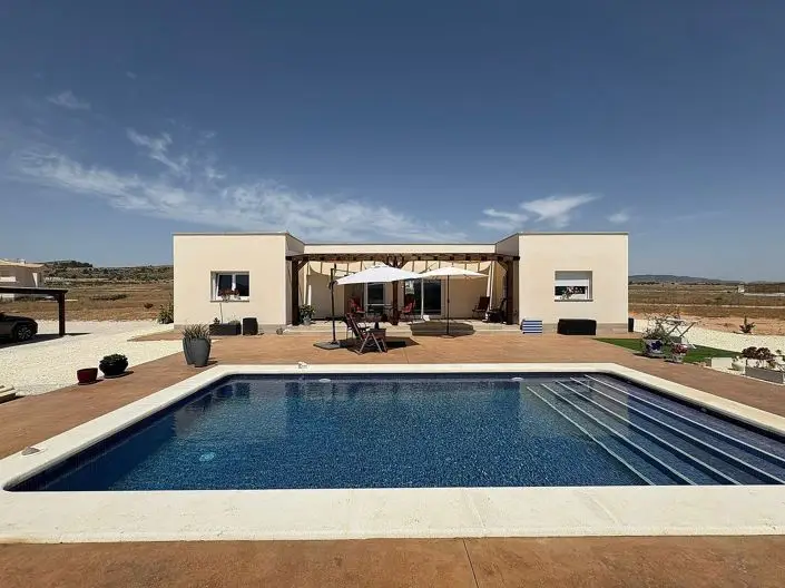 Villa 3 Dormitorios Pinoso Alicante Nueva Construccion Piscina