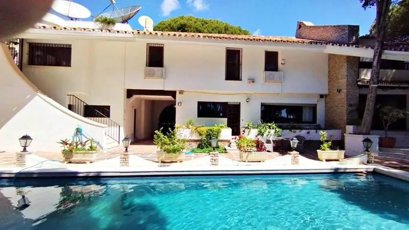 Villa en Marbella Este para Reformar Cerca de la Playa