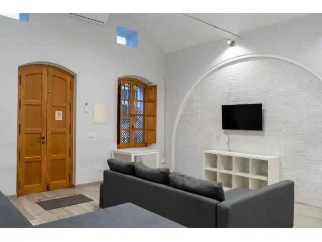 Alquiler Corto Triana: Apartamento Moderno y Amplio