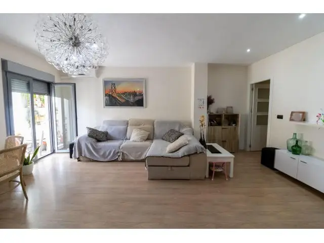 Amplio piso reformado en Pechina 137m2