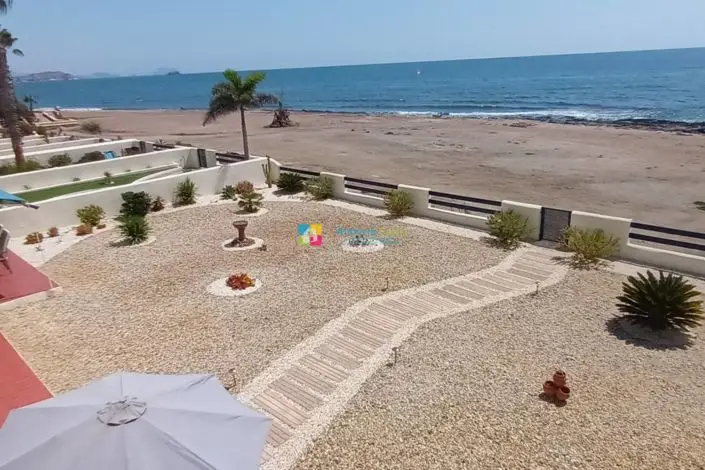 Villa en Venta 3 Dormitorios Primera Linea de Playa