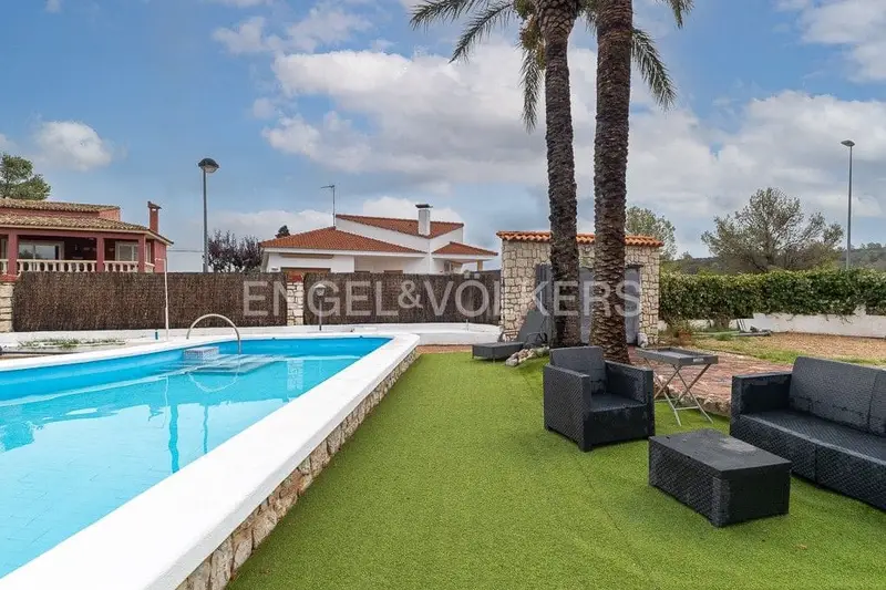 Chalet en Venta Carcaixent con Piscina y 10 Placas Solares