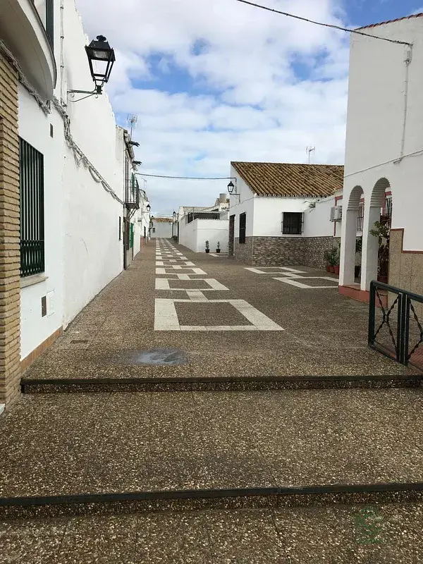 Casa de Pueblo en Sevilla con Cochera y Terrazas