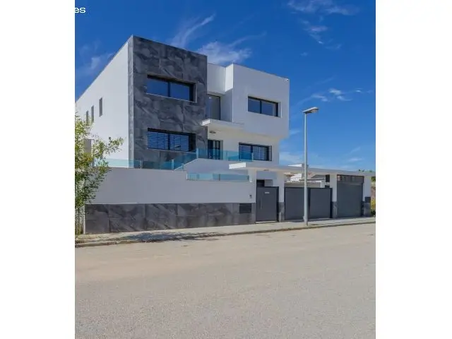 Casa en Los Cortijos Atarfe 4 habitaciones 2 salones Piscina