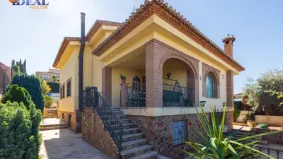 Chalet de Lujo en Venta en La Zubia