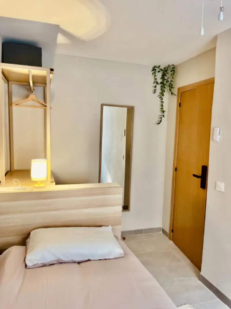 Habitacion Individual con Nevera y Smart TV en Piso Compartido