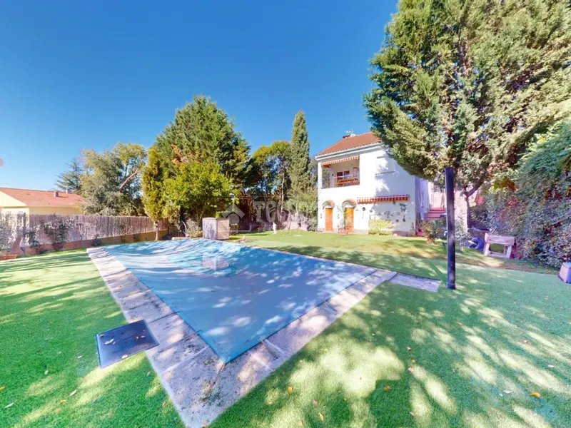 Chalet con Piscina en Montecalderon El Casar