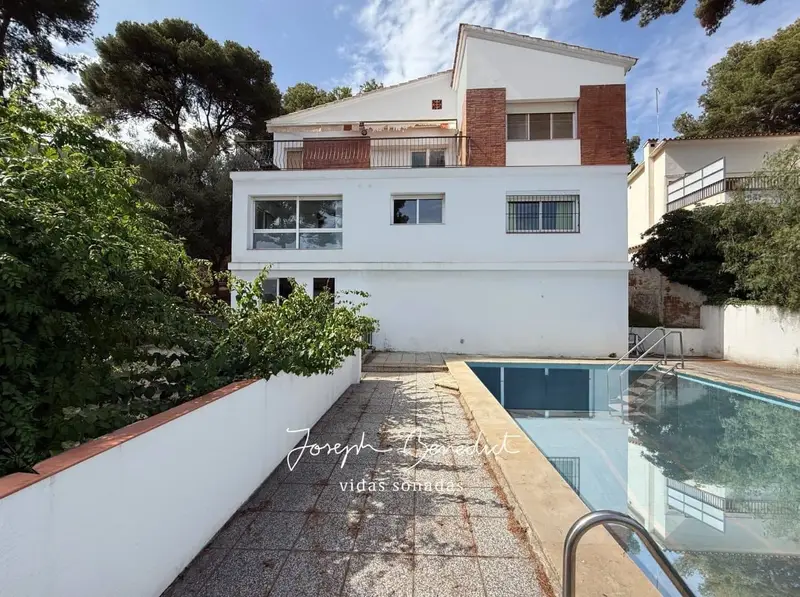 Chalet en Castelldefels con Vistas al Mar y Apartamento para Invitados