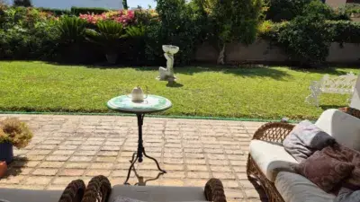 Chalet en Colina Blanca Aljarafe con Piscina y Parcela Grande