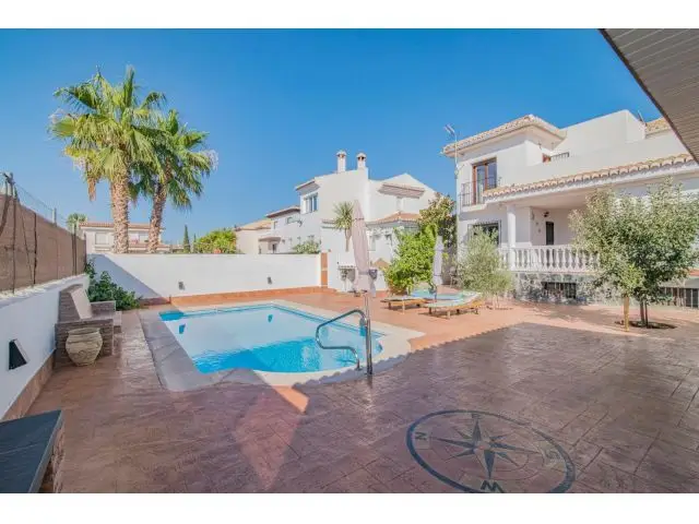 Chalet Independiente en Otura con Piscina y Gran Parcela