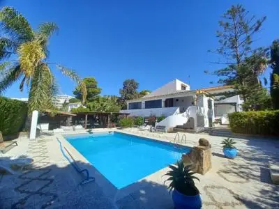 Villa de Lujo con Piscina y Pista de Tenis - Estepona