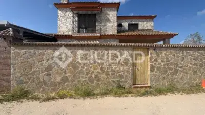 Chalet Independiente en La Jara con Dos Viviendas