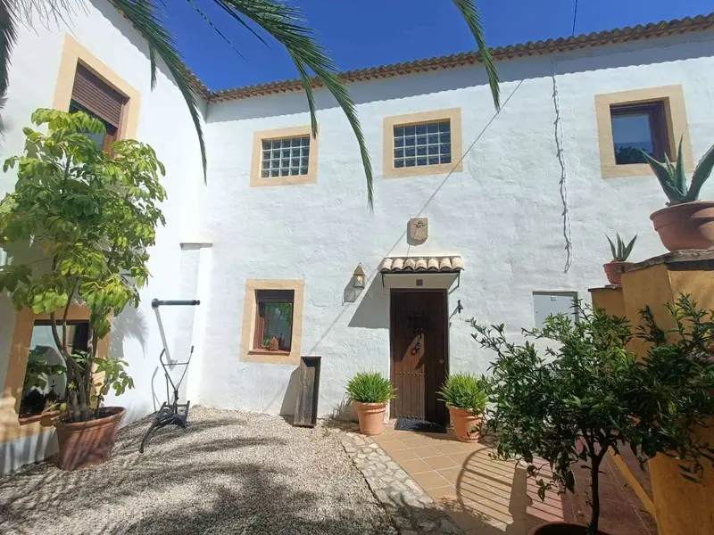 Finca Rural con Piscina y Vistas Espectaculares en Loja Granada