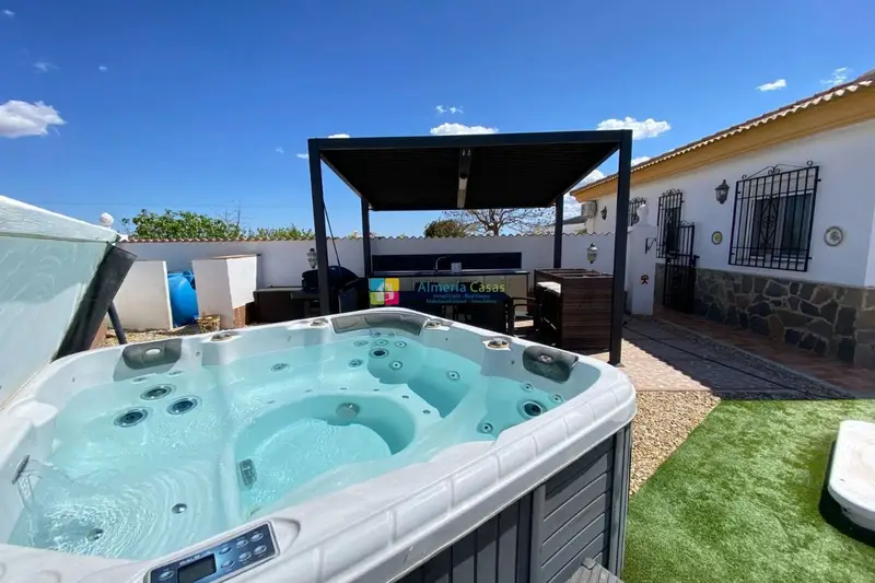 Chalet en Venta en Partaloa Almeria con Piscina Jacuzzi y Cocina Exterior
