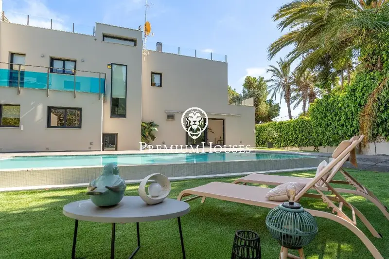 Casa Moderna con Piscina en Vallpineda Sitges Cerca del BSB