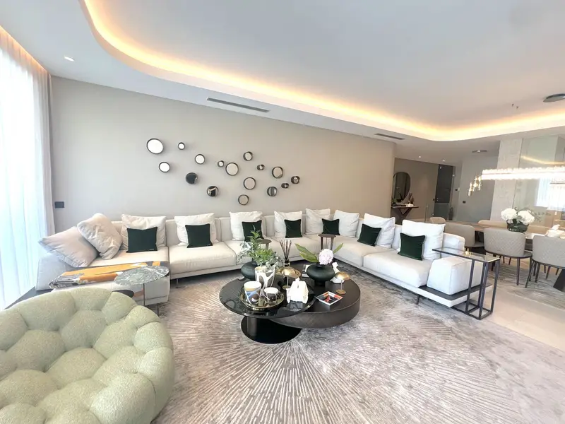 Lujo en la Milla de Oro: Piso de 5 Dormitorios con Increíbles Instalaciones