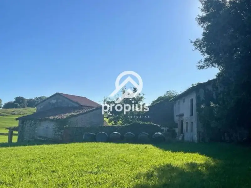 Chalet en Llanes con Vistas al Mar y Cuatro Edificaciones